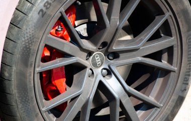 Poznan, Polonya - 14 Haziran 2024: Tekerleğin üzerindeki Audi logosu.