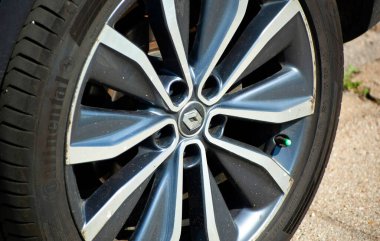 Poznan, Polonya - 14 Haziran 2024: Tekerlek üzerinde Renault logosu.