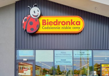 Tulce, Polonya - 1 Temmuz 2024: Biedronka - Polonya 'nın en büyük zincir süpermarketlerinden biri.