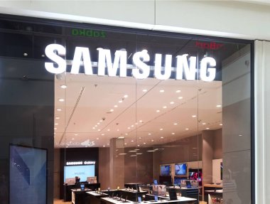 Poznan, Polonya - 4 Temmuz 2024: Samsung bir alışveriş merkezinde mağaza.