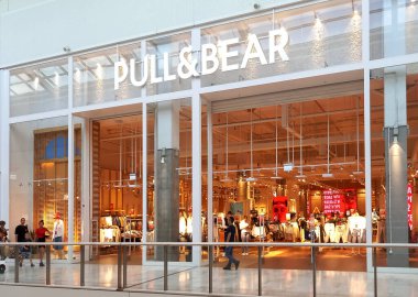 Poznan, Polonya - 4 Temmuz 2024: Bir alışveriş merkezinde Çek ve Ayı mağazası.