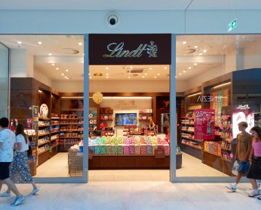 Poznan, Polonya - 4 Temmuz 2024: Lindt bir alışveriş merkezinde çikolata dükkanı.