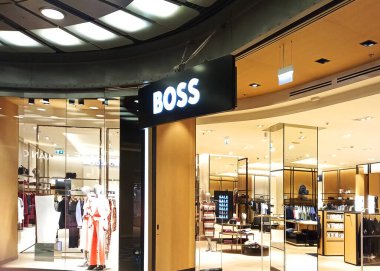 Poznan, Polonya - 16 Temmuz 2024: Bir alışveriş merkezinde patron mağazası.