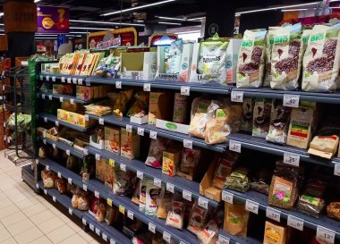 Poznan, Polonya - 16 Temmuz 2024: Carrefour süpermarket içi.