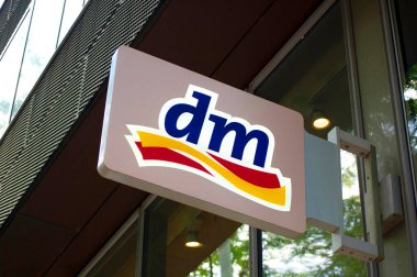 Viyana, Avusturya - 29 Temmuz 2024: DM eczane logosu.