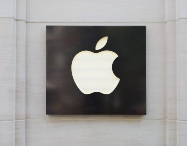 Viyana, Avusturya - 29 Temmuz 2024: Logo işaretli Apple Store binası.