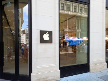 Viyana, Avusturya - 29 Temmuz 2024: Logo işaretli Apple Store binası.