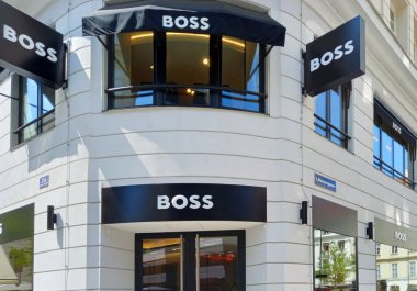 Viyana, Avusturya - 29 Temmuz 2024: Şehir merkezindeki bir caddede patron dükkanı.