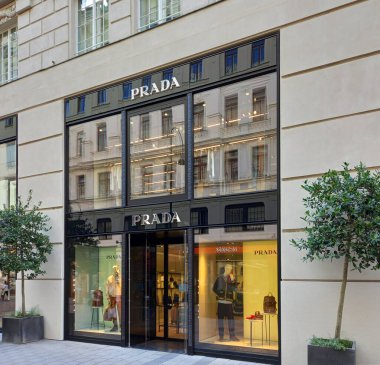Viyana, Avusturya - 29 Temmuz 2024: Şehir merkezindeki bir Prada mağazası.