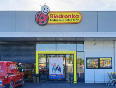 Zalasewo, Polonya - 7 Ağustos 2024: Biedronka - Polonya 'nın en büyük süpermarketlerinden biri.