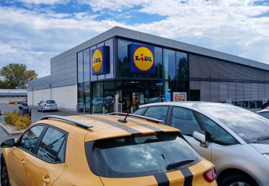 Poznan, Polonya - Nisan 2023: LIDL süpermarket logosu işareti.