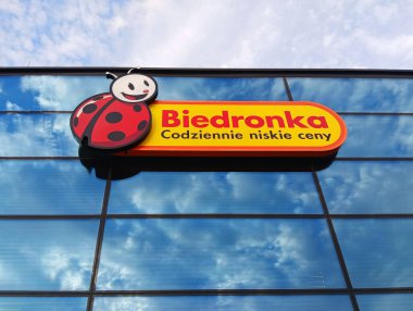 Poznan, Polonya - 18 Ağustos 2024: Biedronka - Polonya 'nın en büyük zincir süpermarketlerinden biri.