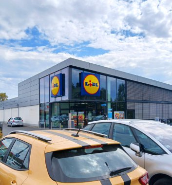 Poznan, Polonya - Nisan 2023: LIDL süpermarket logosu işareti.