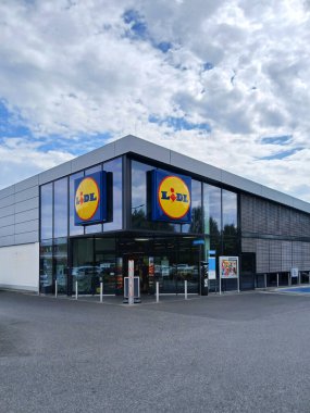 Poznan, Polonya - Nisan 2023: LIDL süpermarket logosu işareti.