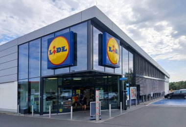 Poznan, Polonya - Nisan 2023: LIDL süpermarket logosu işareti.