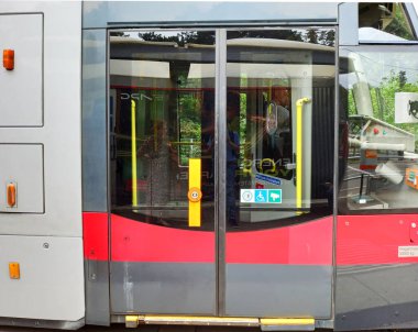 Viyana, Avusturya - 30 Temmuz 2024: Viyana 'daki tramvay istasyonu.