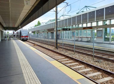 Viyana, Avusturya - 28 Temmuz 2024: Viyana 'da açık metro istasyonu.