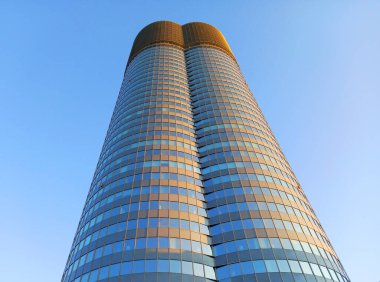 Viyana, Avusturya - 30 Temmuz 2024: Viyana 'daki Milenyum Kulesi gökdeleni. Viyana 'daki en yüksek binalardan biri..