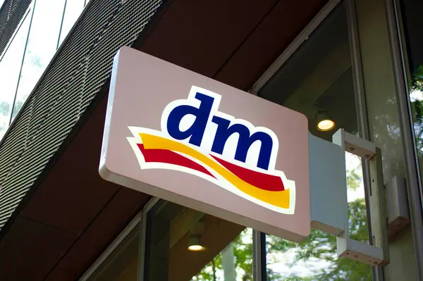 Viyana, Avusturya - 29 Temmuz 2024: DM eczane logosu.