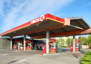Poznan, Polonya - 1 Eylül 2024: Circle K benzin istasyonu - bir Alimentation Couche-Tard Inc. markası.