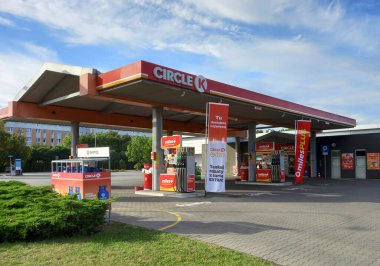 Poznan, Polonya - 1 Eylül 2024: Circle K benzin istasyonu - bir Alimentation Couche-Tard Inc. markası.