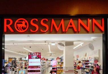 Poznan, Polonya - 1 Eylül 2024: Rossmann bir alışveriş merkezinde eczane.