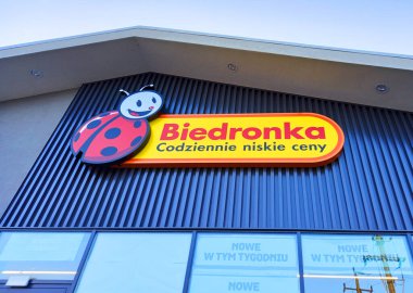 Tulce, Polonya - 2 Eylül 2024: Biedronka - Polonya 'nın en büyük zincir süpermarketlerinden biri.