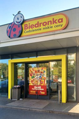 Swarzedz, Polonya - 8 Eylül 2024: Biedronka - Polonya 'nın en büyük süpermarketlerinden biri.