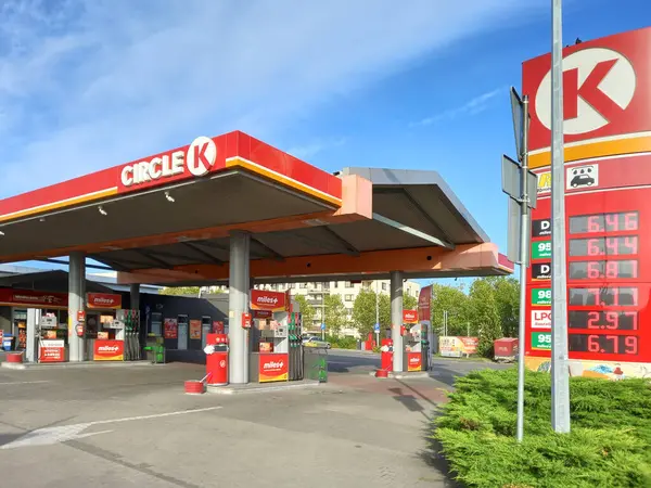 Poznan, Polonya - 1 Eylül 2024: Circle K benzin istasyonu - bir Alimentation Couche-Tard Inc. markası.