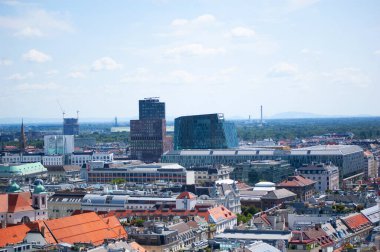 Viyana, Avusturya - 30 Temmuz 2024: Viyana şehir merkezinin havadan görünüşü.