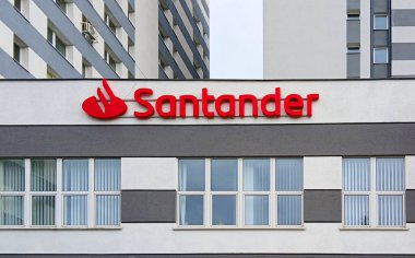 Poznan, Polonya - 14 Eylül 2024: Santander banka binasında Santander logosu.