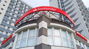 Poznan, Polonya - 14 Eylül 2024: Santander banka binasında Santander logosu.