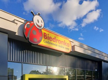 Poznan, Polonya - 28 Eylül 2024: Biedronka - Polonya 'nın en büyük zincir süpermarketlerinden biri.