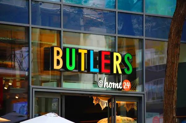 Viyana, Avusturya - 29 Temmuz 2024: Viyana 'daki bir binanın ön cephesinde uşak logosu. Butlers GmbH, Avrupa genelinde 160 'tan fazla mağazada ev aksesuarı, dekorasyon, mobilya ve hediye satan bir Alman yaşam tarzı perakende zinciri..