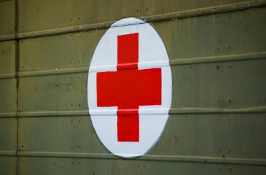 Kızıl Haç eski bir askeri ambulansta.