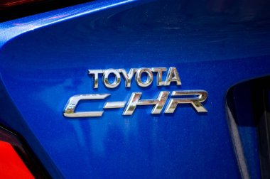 Poznan, Polonya - Mayıs 2023: Toyota C-HR Hibrit logosu.