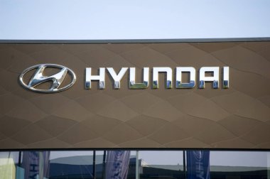 Poznan, Polonya - Mayıs 2023: Showroom 'un önünde Hyundai logosu.