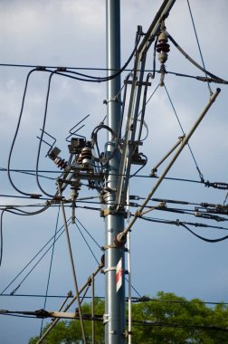 Yüksek voltajlı tramvay kabloları ağı