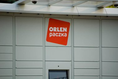 Tulce, Polonya - 19 Haziran 2023: Logo işaretli Orlen paket dolabı.