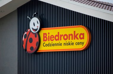 Tulce, Polonya - 19 Haziran 2023: Biedronka - Polonya 'nın en büyük zincir süpermarketlerinden biri.