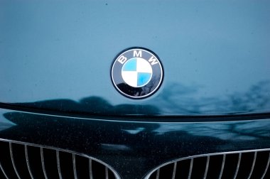 Poznan, Polonya - 19 Haziran 2023: Bir arabanın üzerindeki BMW logosu.