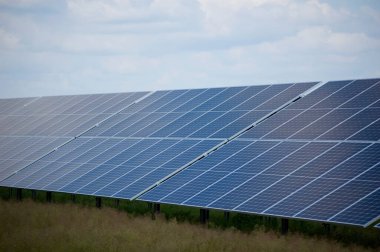 Fotovoltaik çiftlik. Alternatif güneş enerjisi.