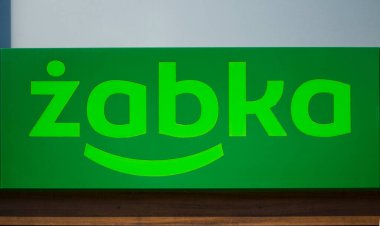 Poznan, Polonya - 24 Haziran 2023: Bina cephesinde Zabka logosu.