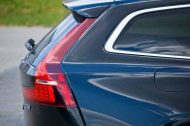Tulce, Polonya - 24 Haziran 2023: Siyah Volvo V60 arka ışıkları.