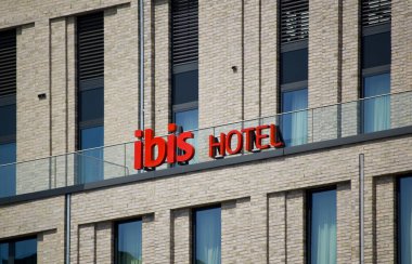 Berlin, Almanya - 13 Temmuz 2023: Bir otel binasının Ibis Oteli logosu.