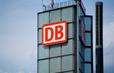 Berlin, Almanya - 13 Temmuz 2023: Deutsche Bahn bir binanın logosu.