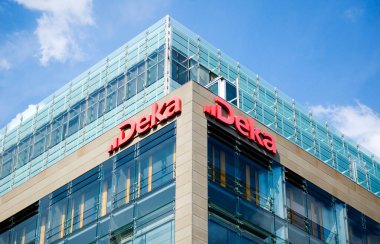 Berlin, Almanya - 13 Temmuz 2023: Deka yatırım bankası logosu dış duvarda.
