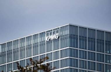 Berlin, Almanya - 13 Temmuz 2023: KPMG bir ofis binasının logosu.