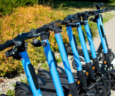 Ustka, Polonya - 6 Temmuz 2023: Elektrikli scooter sıraları.