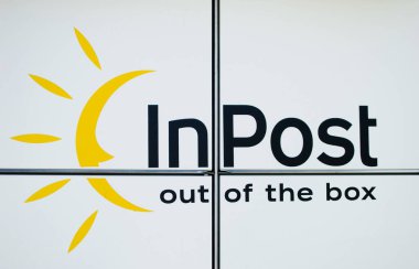 Ustka, Polonya - 6 Temmuz 2023: Bir paket dolabında iç logo işareti.